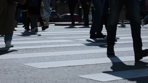pessoas atravessam a rua em uma passagem para pedestres