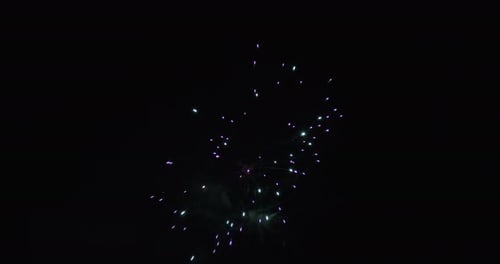 Einzigartiges Feuerwerk in Grün und Lila