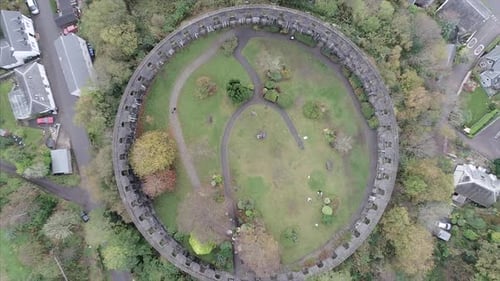 Vue de dessus de la tour McCaigs dans la ville d'Oban, en Écosse