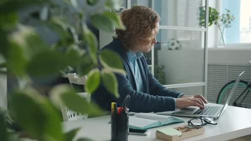 Cámara lenta del empresario sin éxito que trabaja con una computadora portátil, luego golpea la mesa y se