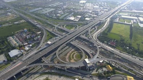 Vue aérienne de l'échangeur autoroutier avec une circulation urbaine très fréquentée qui accélère sur la route