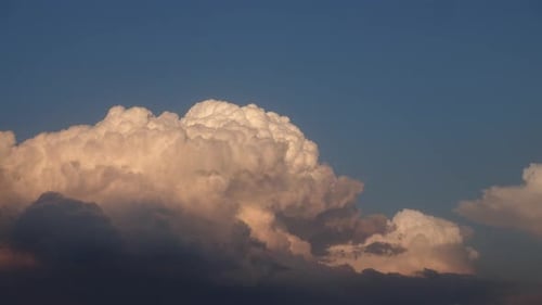 Nuvens no céu durante o pôr do sol. Lapso de tempo.