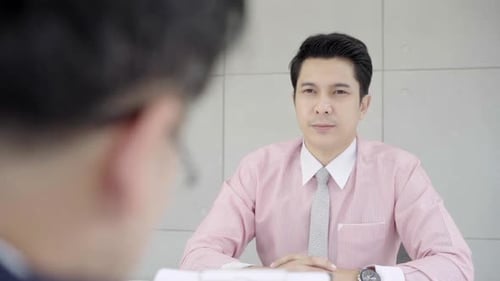 Attraktiver asiatischer Mann beim Vorstellungsgespräch im Büro.