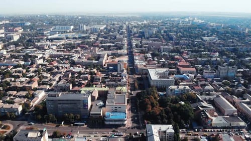 Blick von oben auf die kleine Industriestadt