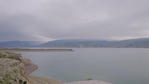 Wunderschöner See inmitten von Bergen