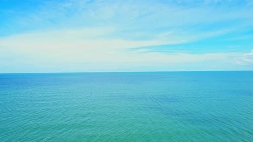 Eine Luftaufnahme über dem Meer, wunderschönem Himmel und Wolken