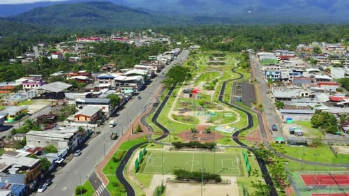 Vista aérea de um grande parque dentro de uma cidade com estradas em ambos os lados