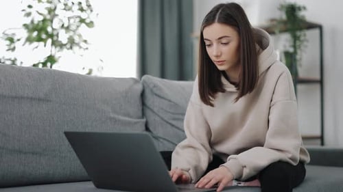 Femme travaillant sur un ordinateur portable en intérieur