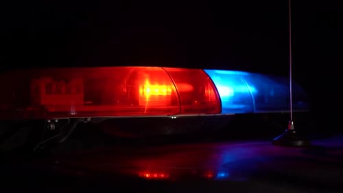 Polizeilichter blinken nachts
