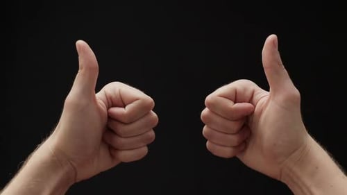 Man Hands Show Thumbs Up Geste auf schwarzem Hintergrund