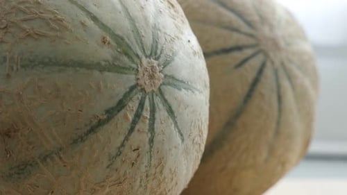 Leckere Melonen Lebensmittelhintergrund aus zwei langsam neigbaren 4K 2160p 30fps UltraHD kippbaren Aufnahmen - Cucurbi