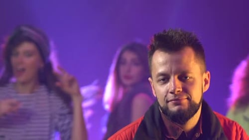 Partyatmosphäre Leute im Club. Rauch-Hintergrund. Zeitlupe