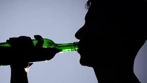 Alcohol. Hombres bebiendo vino tinto con botella. gris De cerca. Cámara lenta