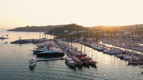 Escena pintoresca puesta de sol de la ciudad de Bodrum y barcos en el puerto