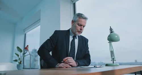 Kaukasischer erwachsener Mann liest einen Vertrag