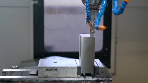 Automatische Industriemaschine bohrt und bohrt kleine Metalldetails in einer Werkstatt