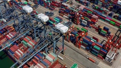 Drohne fliegt über das Kwai Chung Cargo Terminal in Hongkong