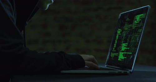 Hacker benutzt Laptop