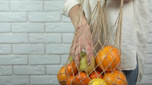 Frutas maduras en bolsa ecológica