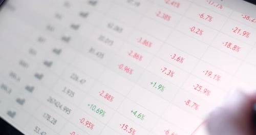Mann Touchscreen, Devisenmarktdaten Entdecke, Diagramm. Der Händler verwendet einen Smart Screen