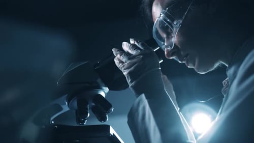 Eine Wissenschaftlerin untersucht mikroskopische, biochemische Forschung. Wissenschaftliches und medizinisches Labor
