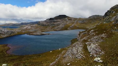 Impresionante paisaje en Lagunas de Alto Perú contra el paisaje de nubes en Cajamarca Perú. Zumbido aéreo