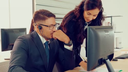 Geschäftsleute mit Headset, die im Büro arbeiten