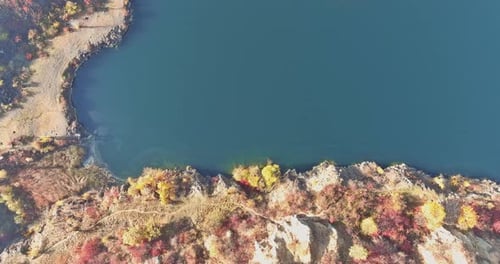 Es ist ein Steinbruchteich, der durch den Steinabbau mit seinem klaren türkisfarbenen Wasser verursacht wurde