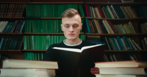 Der Typ versucht, die notwendigen Informationen zu finden, indem er das Buch durchblättert. Bildung in der