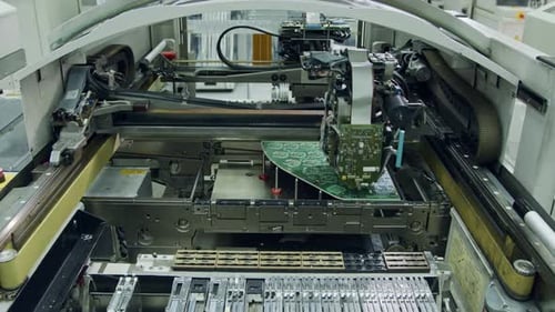 Tecnologia de montagem em superfície A máquina SMT coloca componentes em uma placa de circuito