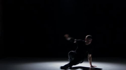 Talanted Dancer Man beginnt Breakdance auf Schwarz zu tanzen