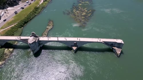 Vuelo sobre el puente de Aviñón en el río Ródano en Francia
