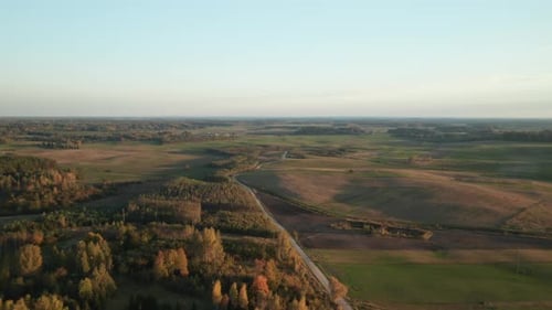 AÉREO: Estrada solitária que leva ao horizonte entre a floresta e a planície
