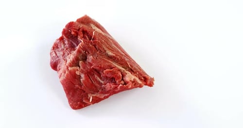 Carne cruda sobre fondo blanco