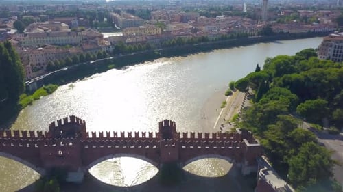Verona, Italia: Vista aérea del puente de Castelvecchio (Ponte di Castelvecchio) y del castillo de Castelvecchio