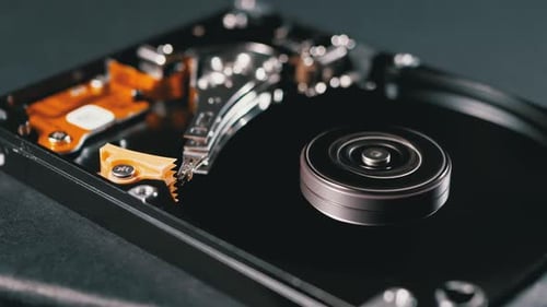 Festplattenlaufwerk innen. Struktur der Festplatte, Spinnplatte. Move Magnetkopf