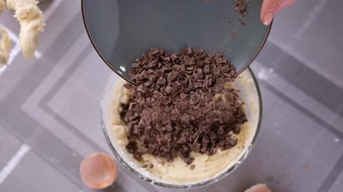 Schokolade in den Teig in einer Glasschale gießen Hausgemachte Kekse zu Hause zubereiten