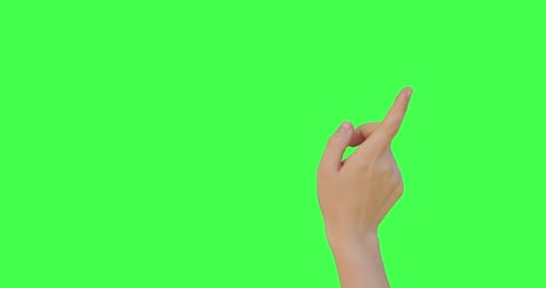 Main féminine glissant, faisant glisser, balayant, faisant défiler sur fond d'écran vert la touche chromatique.