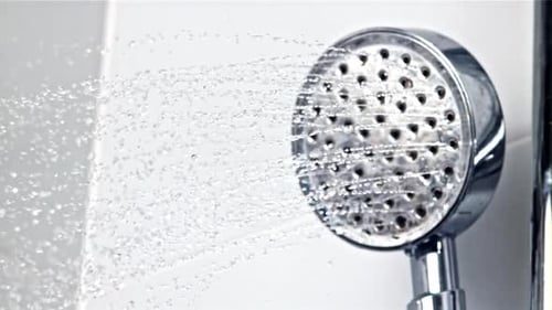 Ein Wasserstrahl fließt aus dem Duschkopf