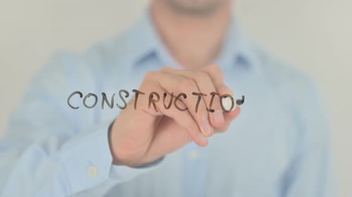 Konstruktion, Mann schreibt auf transparentem Bildschirm