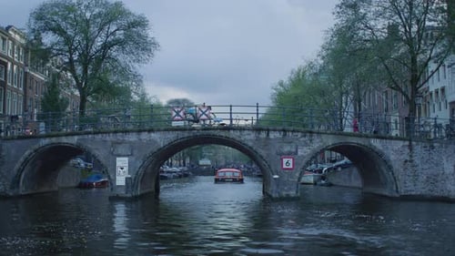 Puente sobre un canal