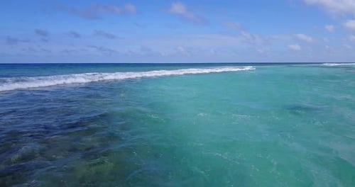 Schöne Fliege über sauberen Blick auf einen weißen Sandstrand und türkisfarbenes Wasser