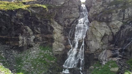 Wunderschöner Bergwasserfall