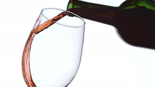 Servir una copa de vino tinto a cámara lenta; filmado en Phantom Flex 4K a 1000 fps