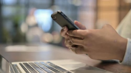 Afrikanerin übergibt Textnachrichten auf dem Smartphone