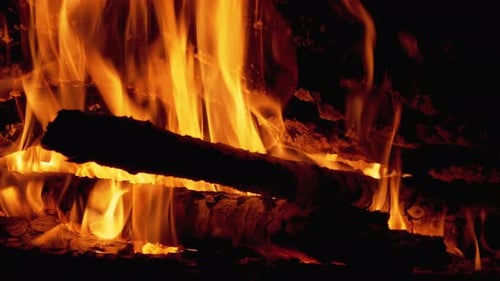 Lagerfeuer. Lagerfeuer aus Ästen brennt nachts