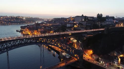 Luftaufnahme über der beleuchteten Luis-I-Brücke in Porto