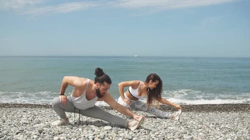 Stretching vor dem täglichen Joggen am Strand