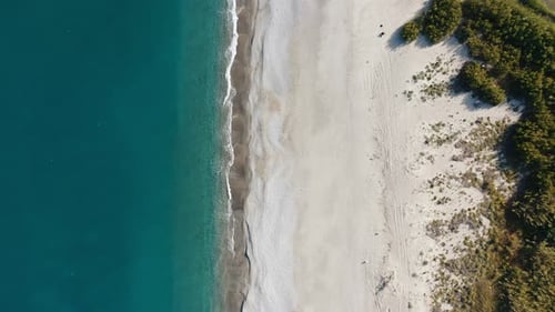 Vagues calmes de la mer Méditerranée sur la plage vide en été