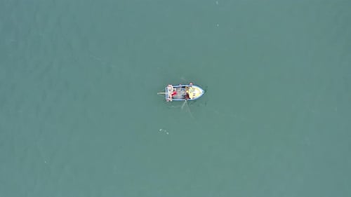 Möwen fliegen auf See um ein Fischereifahrzeug